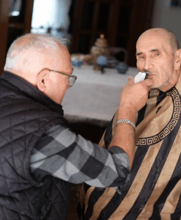 ÇİFTLİKKÖY’DE EVDE BERBER VE KUAFÖRLÜK HİZMETLERİ DEVAM EDİYOR