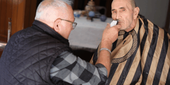 ÇİFTLİKKÖY’DE EVDE BERBER VE KUAFÖRLÜK HİZMETLERİ DEVAM EDİYOR