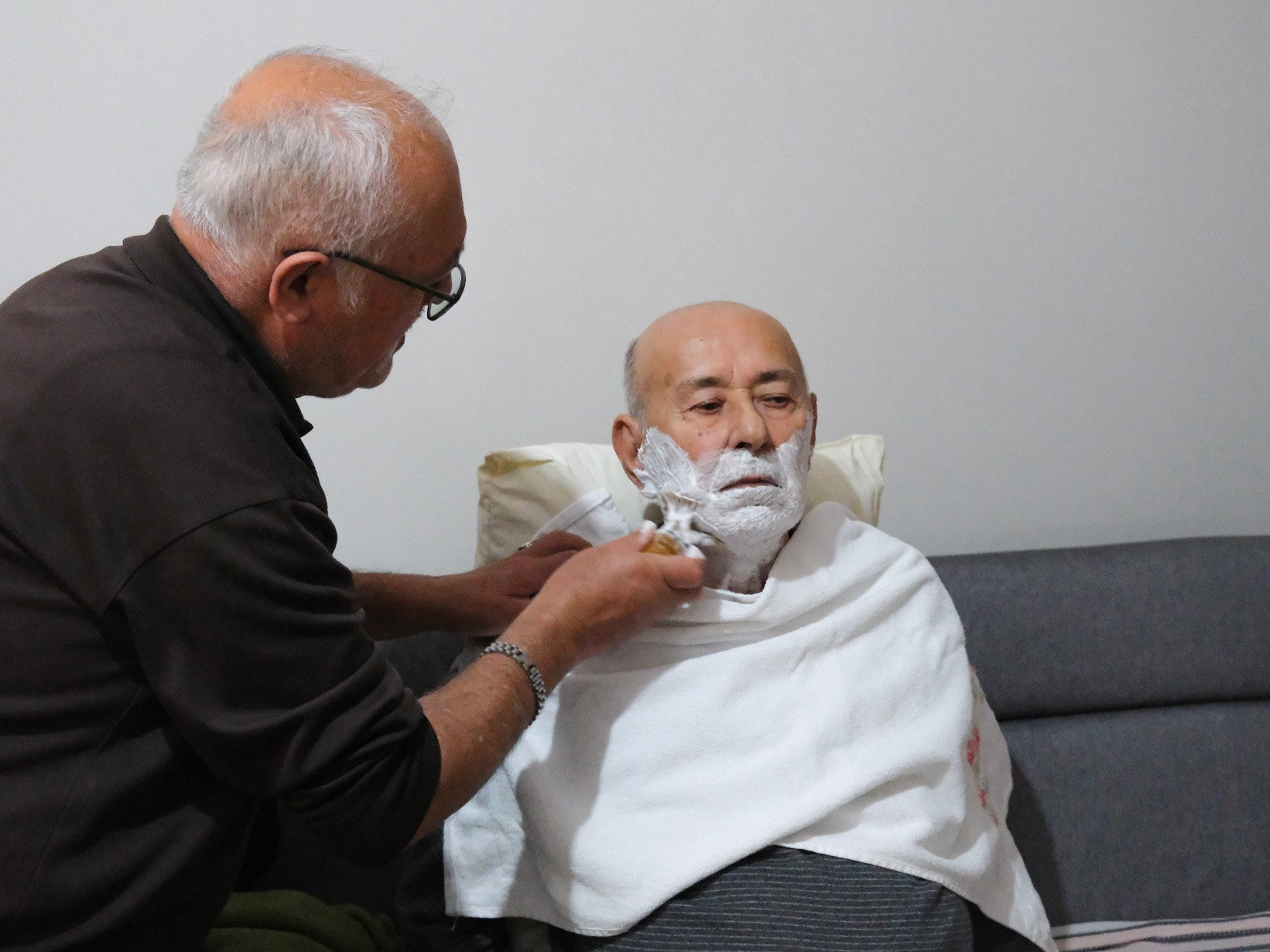 ÇİFTLİKKÖY’DE EVDE BERBER VE KUAFÖRLÜK HİZMETLERİ DEVAM EDİYOR 1 ÇİFTLİKKÖY’DE EVDE BERBER VE KUAFÖRLÜK HİZMETLERİ DEVAM EDİYOR