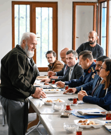 Vali Dr. Hülya Kaya, Bağlarbaşı Mahallesi’nde Vatandaşlarla Buluştu