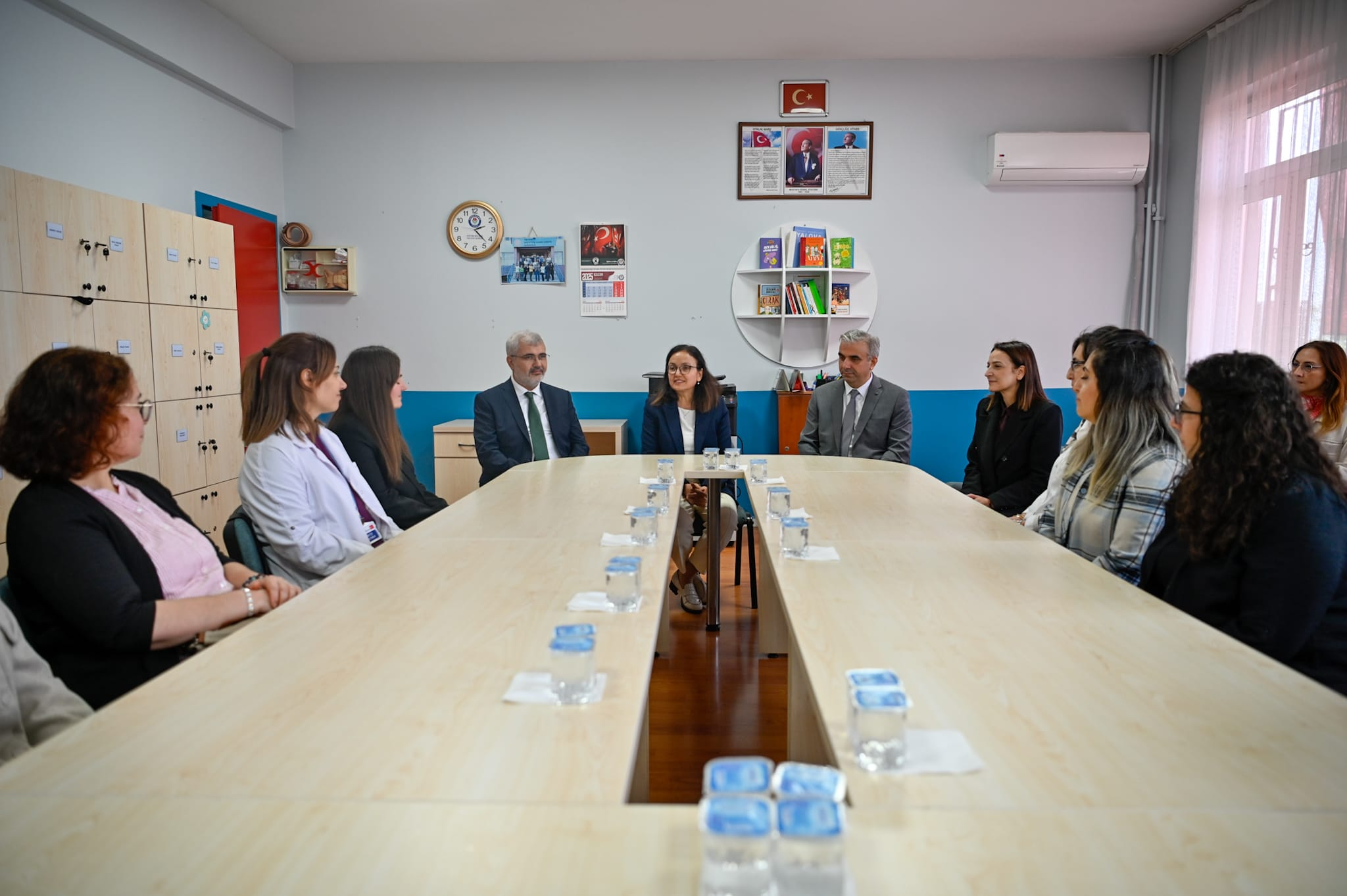 Vali Dr. Hülya Kaya, Bağlarbaşı Mahallesi’nde Vatandaşlarla Buluştu 7 Vali Dr. Hülya Kaya, Bağlarbaşı Mahallesi’nde Vatandaşlarla Buluştu