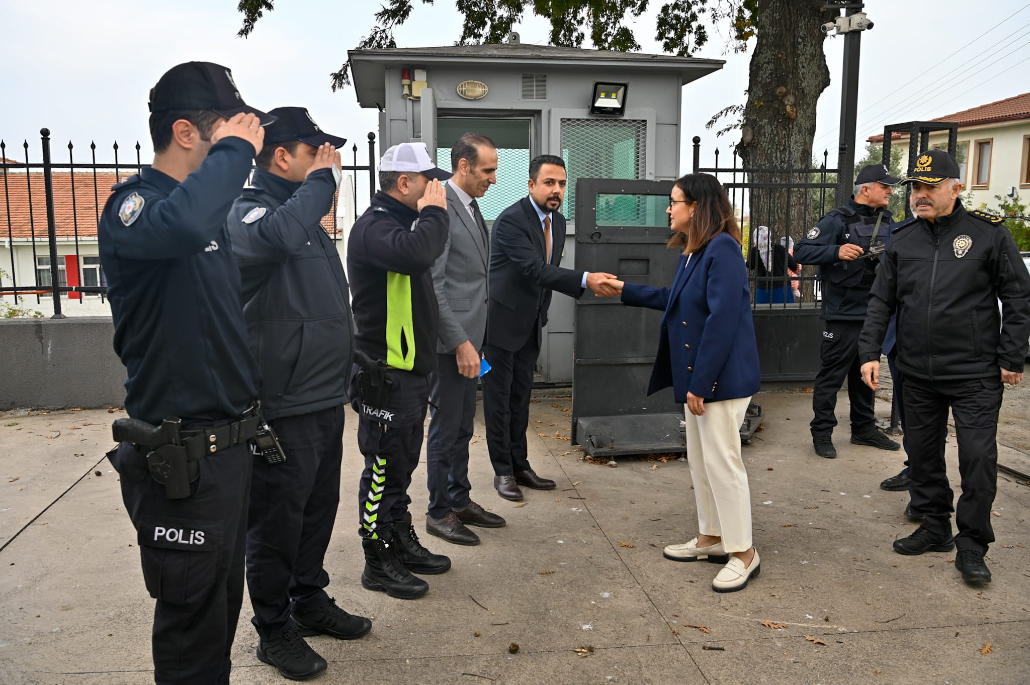 Vali Dr. Hülya Kaya, Bağlarbaşı Mahallesi’nde Vatandaşlarla Buluştu 9 Vali Dr. Hülya Kaya, Bağlarbaşı Mahallesi’nde Vatandaşlarla Buluştu