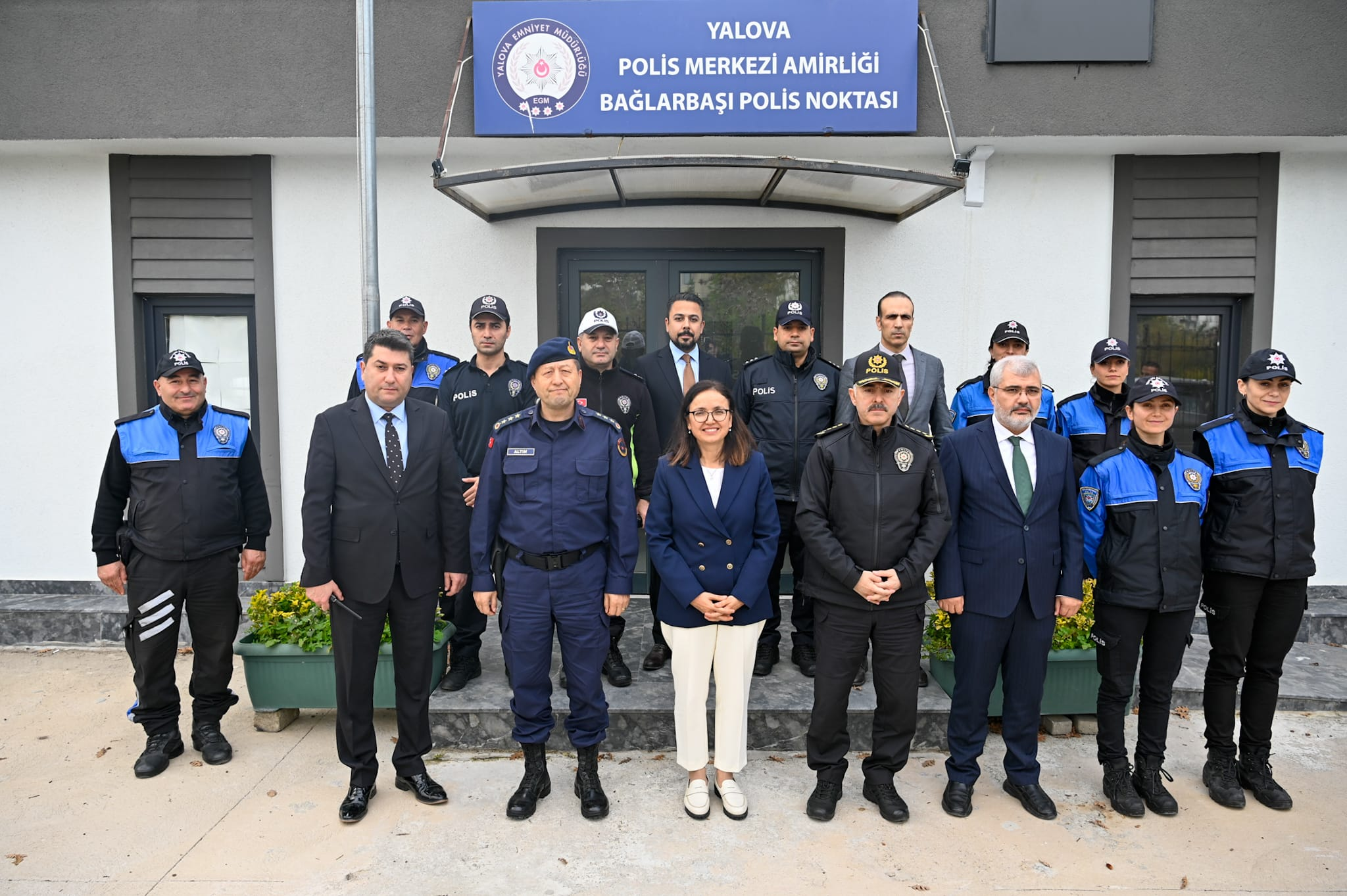 Vali Dr. Hülya Kaya, Bağlarbaşı Mahallesi’nde Vatandaşlarla Buluştu 10 Vali Dr. Hülya Kaya, Bağlarbaşı Mahallesi’nde Vatandaşlarla Buluştu