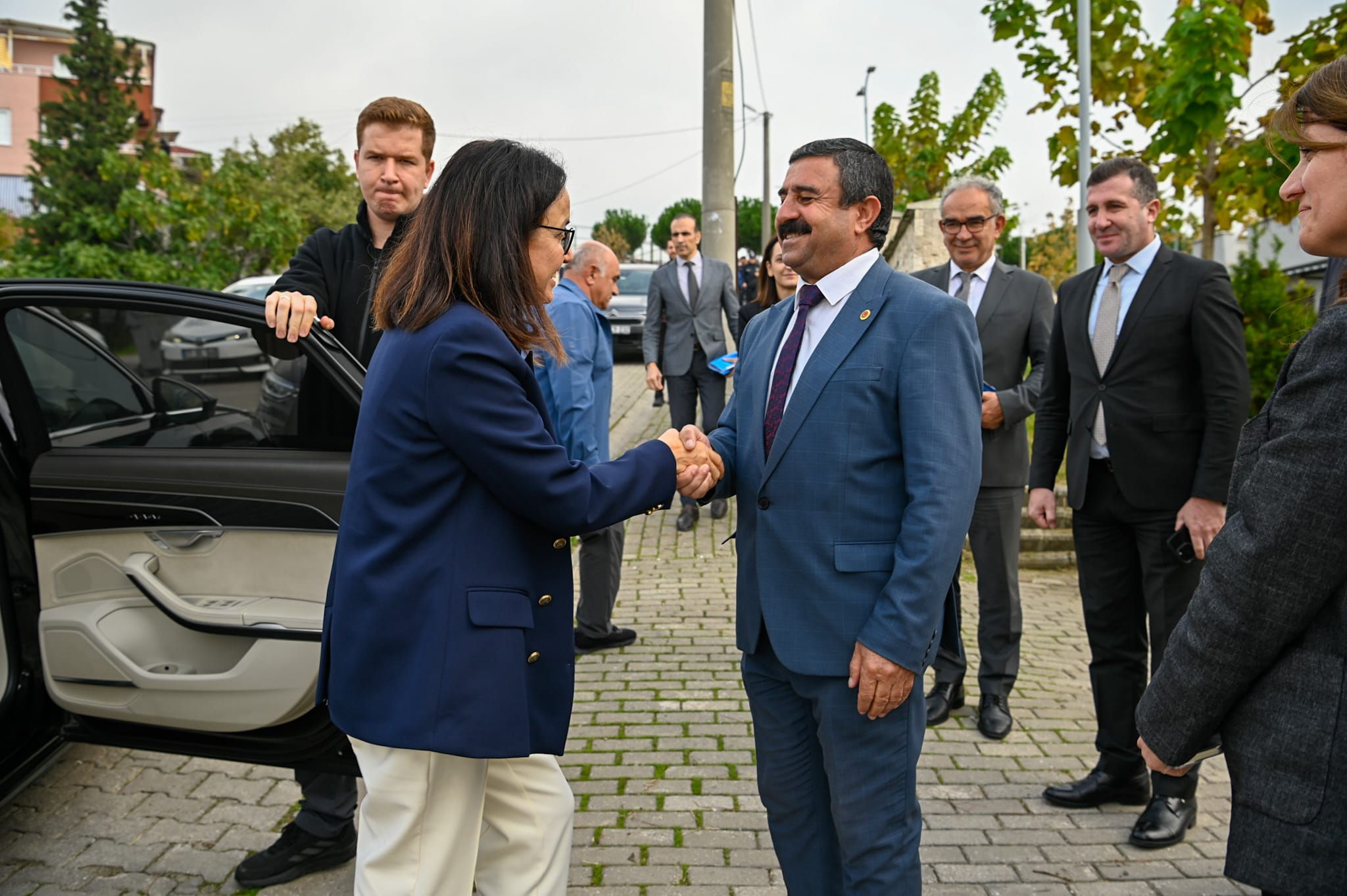 Vali Dr. Hülya Kaya, Bağlarbaşı Mahallesi’nde Vatandaşlarla Buluştu 11 Vali Dr. Hülya Kaya, Bağlarbaşı Mahallesi’nde Vatandaşlarla Buluştu