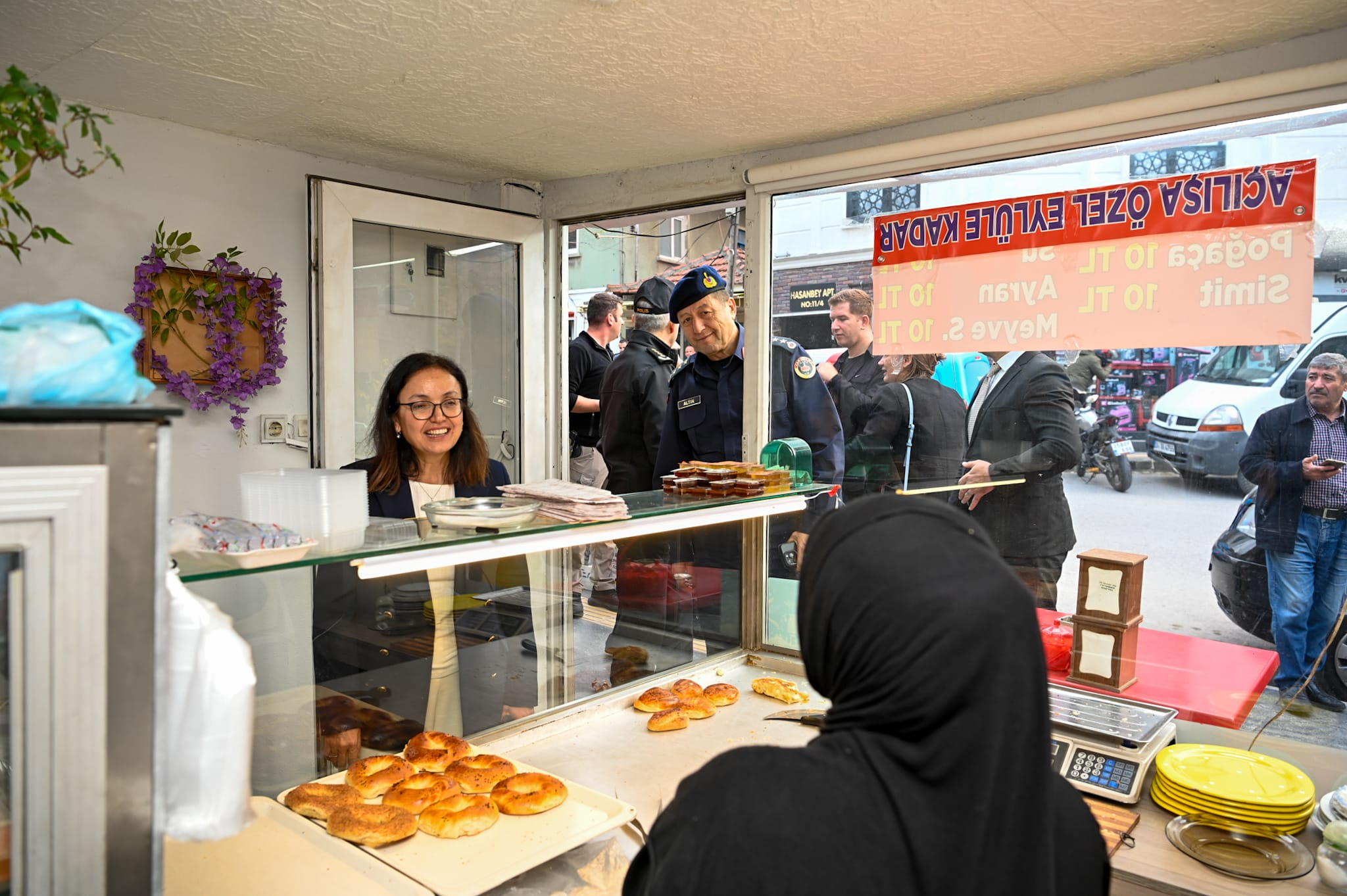 Vali Dr. Hülya Kaya, Bağlarbaşı Mahallesi’nde Vatandaşlarla Buluştu 17 Vali Dr. Hülya Kaya, Bağlarbaşı Mahallesi’nde Vatandaşlarla Buluştu