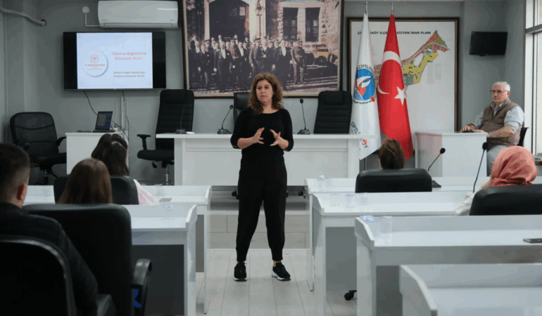 ÇİFTLİKKÖY’DE SİGARAYI BIRAKMA SEMİNERİ YAPILDI