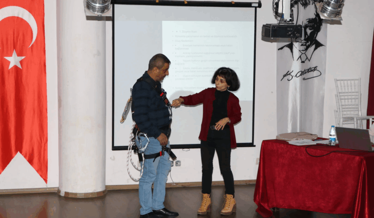 ÇİFTLİKKÖY’DE YÜKSEKTE GÜVENLİ ÇALIŞMA EĞİTİMİ VERİLDİ