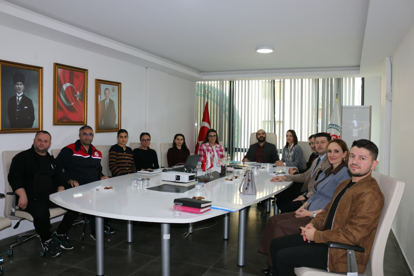 ROMAN VATANDAŞLARIN YAŞAM KOŞULLARININ İYİLEŞTİRİLMESİ İÇİN YALOVA’DA KOORDİNASYON TOPLANTISI YAPILDI 4 ROMAN VATANDAŞLARIN YAŞAM KOŞULLARININ İYİLEŞTİRİLMESİ İÇİN YALOVA’DA KOORDİNASYON TOPLANTISI YAPILDI