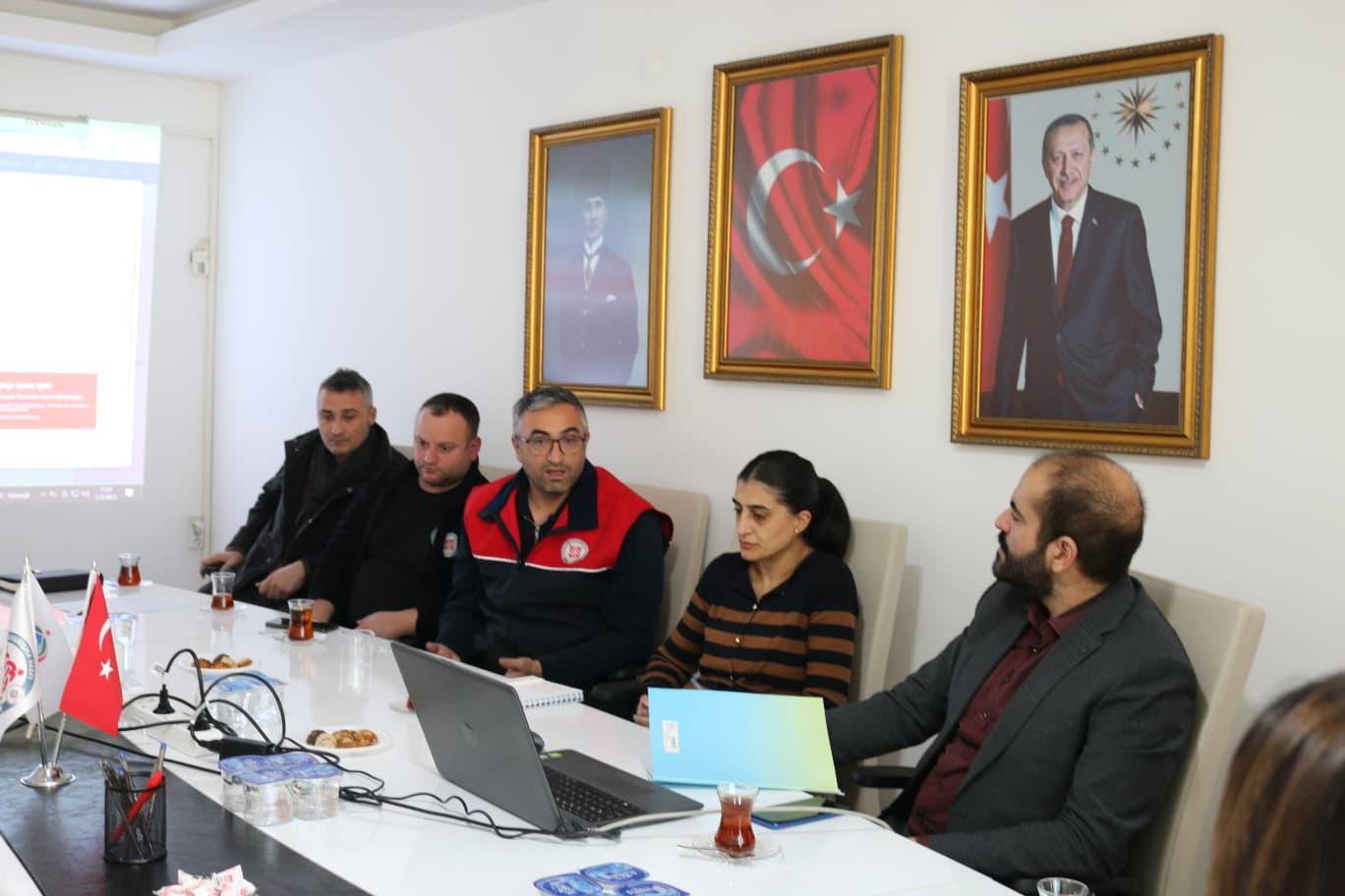 ROMAN VATANDAŞLARIN YAŞAM KOŞULLARININ İYİLEŞTİRİLMESİ İÇİN YALOVA’DA KOORDİNASYON TOPLANTISI YAPILDI 5 ROMAN VATANDAŞLARIN YAŞAM KOŞULLARININ İYİLEŞTİRİLMESİ İÇİN YALOVA’DA KOORDİNASYON TOPLANTISI YAPILDI