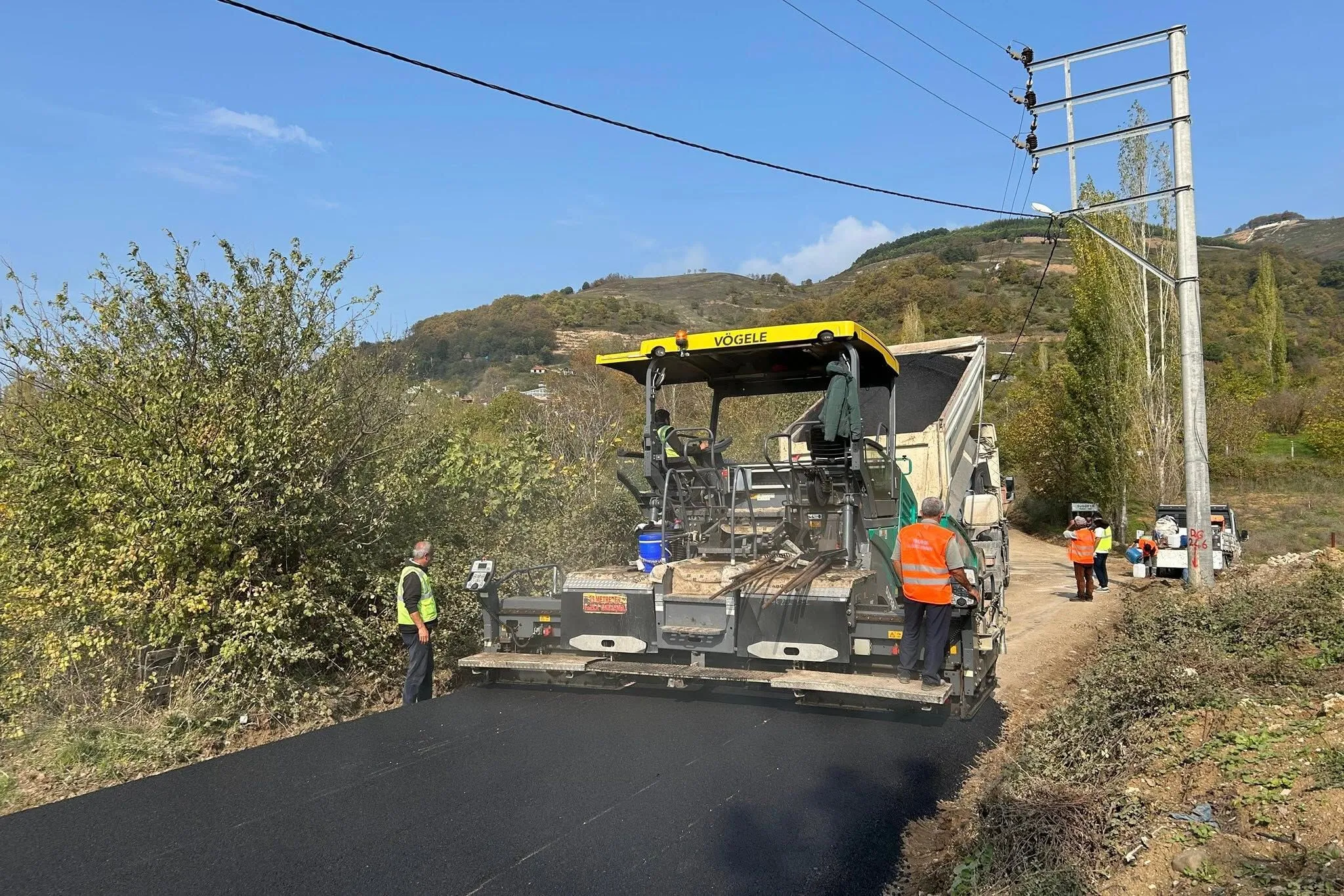 Sugören’de Konforlu Ulaşım İçin Sıcak Asfalt Seferberliği 4 Sugören’de Konforlu Ulaşım İçin Sıcak Asfalt Seferberliği