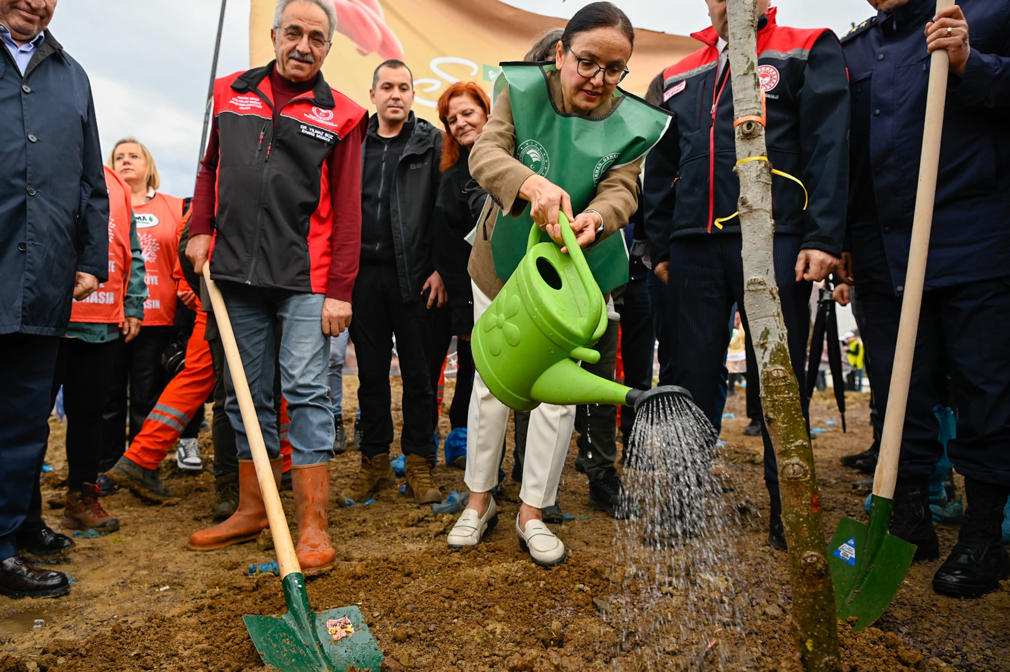 Yalova’da Minik Eller Yeşil Vatan İçin Fidan Dikti 5 Yalova’da Minik Eller Yeşil Vatan İçin Fidan Dikti
