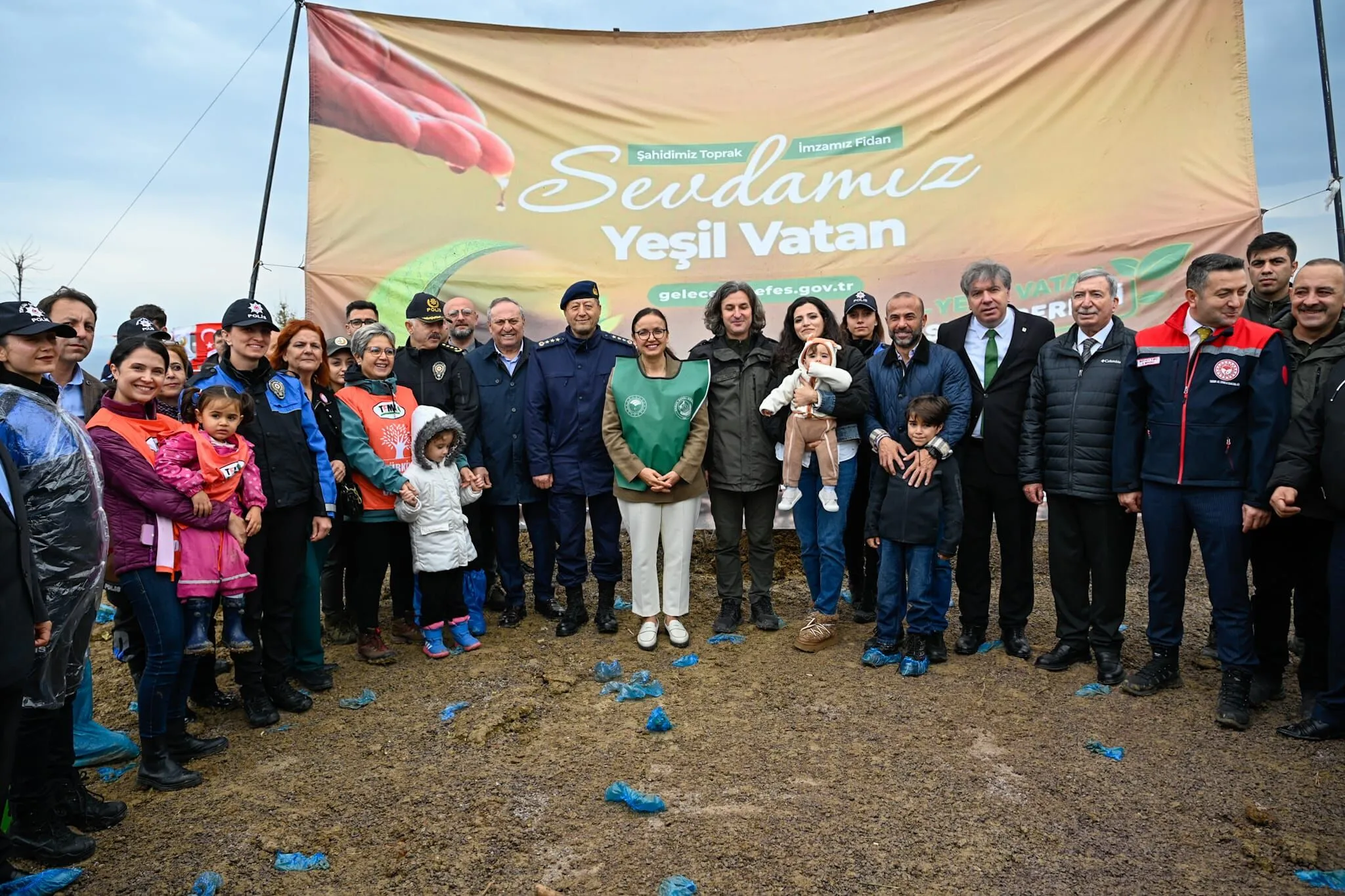 Yalova’da Minik Eller Yeşil Vatan İçin Fidan Dikti 6 Yalova’da Minik Eller Yeşil Vatan İçin Fidan Dikti