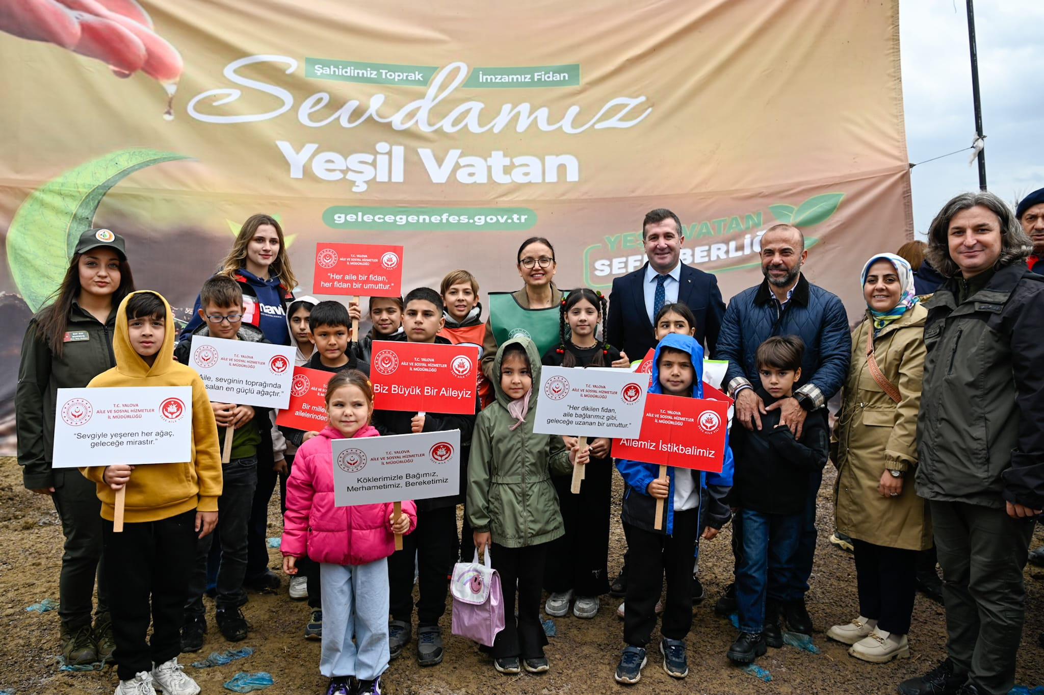 Yalova’da Minik Eller Yeşil Vatan İçin Fidan Dikti 7 Yalova’da Minik Eller Yeşil Vatan İçin Fidan Dikti