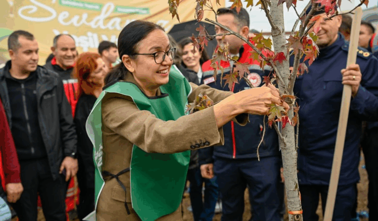 Yalova’da Minik Eller Yeşil Vatan İçin Fidan Dikti