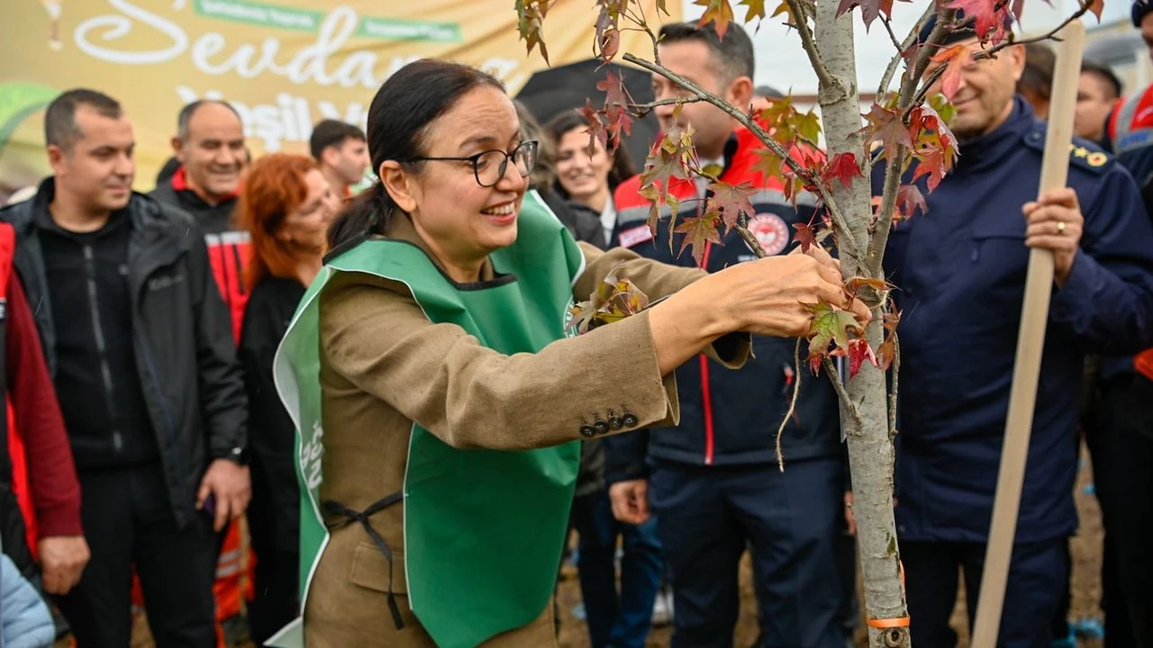 Yalova’da Minik Eller Yeşil Vatan İçin Fidan Dikti