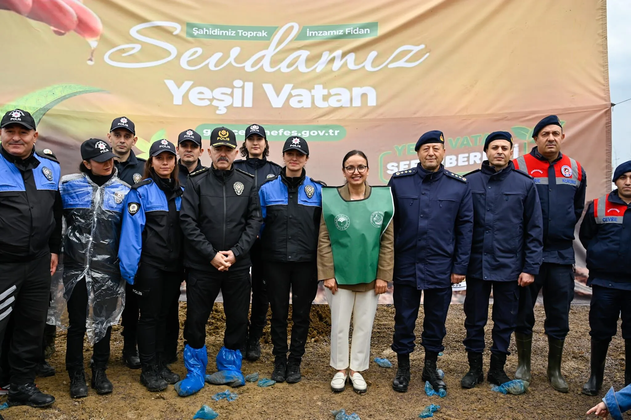 Yalova’da Minik Eller Yeşil Vatan İçin Fidan Dikti 8 Yalova’da Minik Eller Yeşil Vatan İçin Fidan Dikti