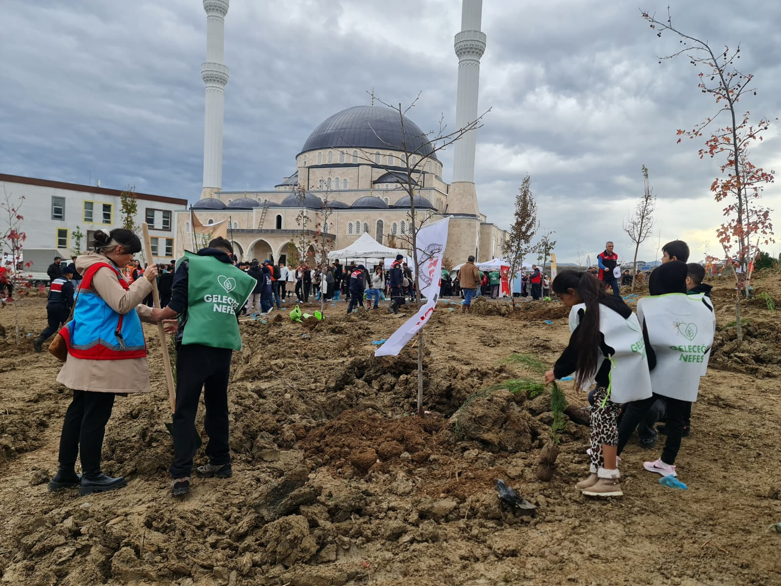 Yeşil Vatanın Yeni Fertleri Toprakla Buluştu: Yalova SYDV ve SODAM’dan Anlamlı Fidan Dikimi Etkinliği 1 Yeşil Vatanın Yeni Fertleri Toprakla Buluştu: Yalova SYDV ve SODAM’dan Anlamlı Fidan Dikimi Etkinliği
