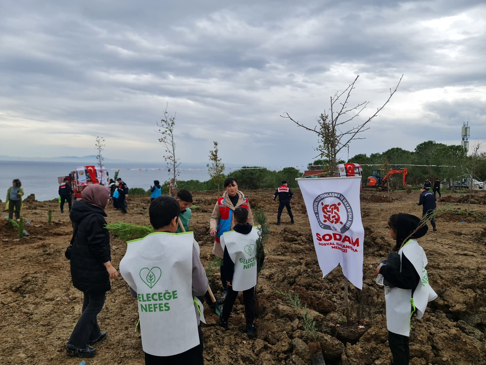 Yeşil Vatanın Yeni Fertleri Toprakla Buluştu: Yalova SYDV ve SODAM’dan Anlamlı Fidan Dikimi Etkinliği 5 Yeşil Vatanın Yeni Fertleri Toprakla Buluştu: Yalova SYDV ve SODAM’dan Anlamlı Fidan Dikimi Etkinliği