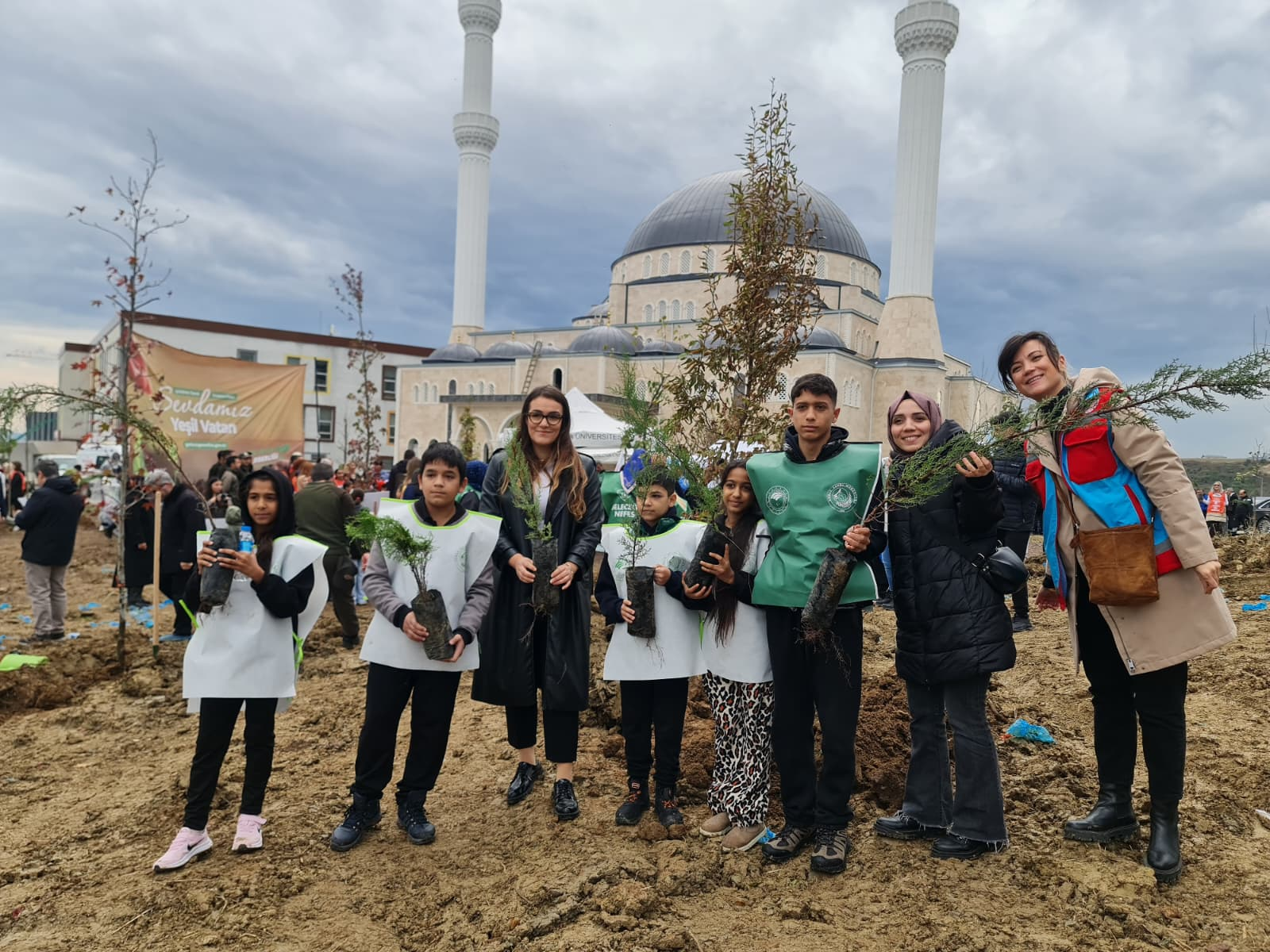 Yeşil Vatanın Yeni Fertleri Toprakla Buluştu: Yalova SYDV ve SODAM’dan Anlamlı Fidan Dikimi Etkinliği 6 Yeşil Vatanın Yeni Fertleri Toprakla Buluştu: Yalova SYDV ve SODAM’dan Anlamlı Fidan Dikimi Etkinliği