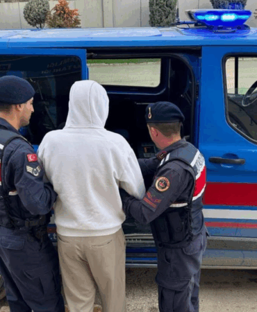 Yalova Jandarma’dan Huzur Operasyonu: Aranan İki Şahıs Yakalandı