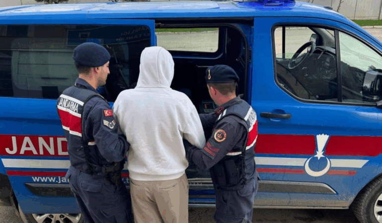 Yalova Jandarma’dan Huzur Operasyonu: Aranan İki Şahıs Yakalandı 6 Yalova Jandarma’dan Huzur Operasyonu: Aranan İki Şahıs Yakalandı
