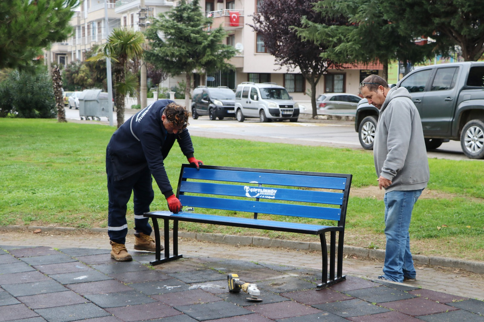 ÇİFTLİKKÖY BELEDİYESİ YENİ KENT MOBİLYALARINI DEVREYE ALIYOR