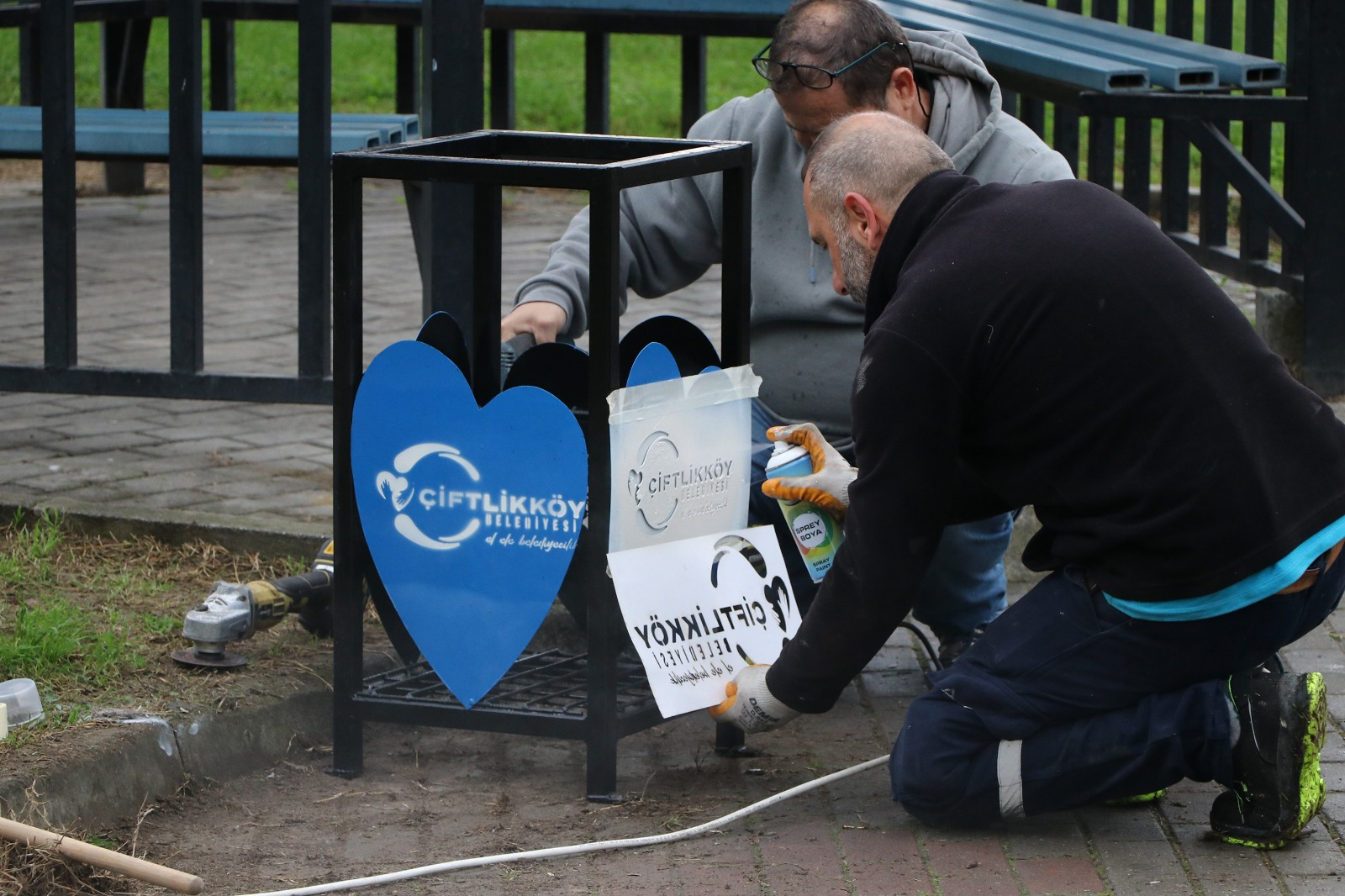 ÇİFTLİKKÖY BELEDİYESİ YENİ KENT MOBİLYALARINI DEVREYE ALIYOR