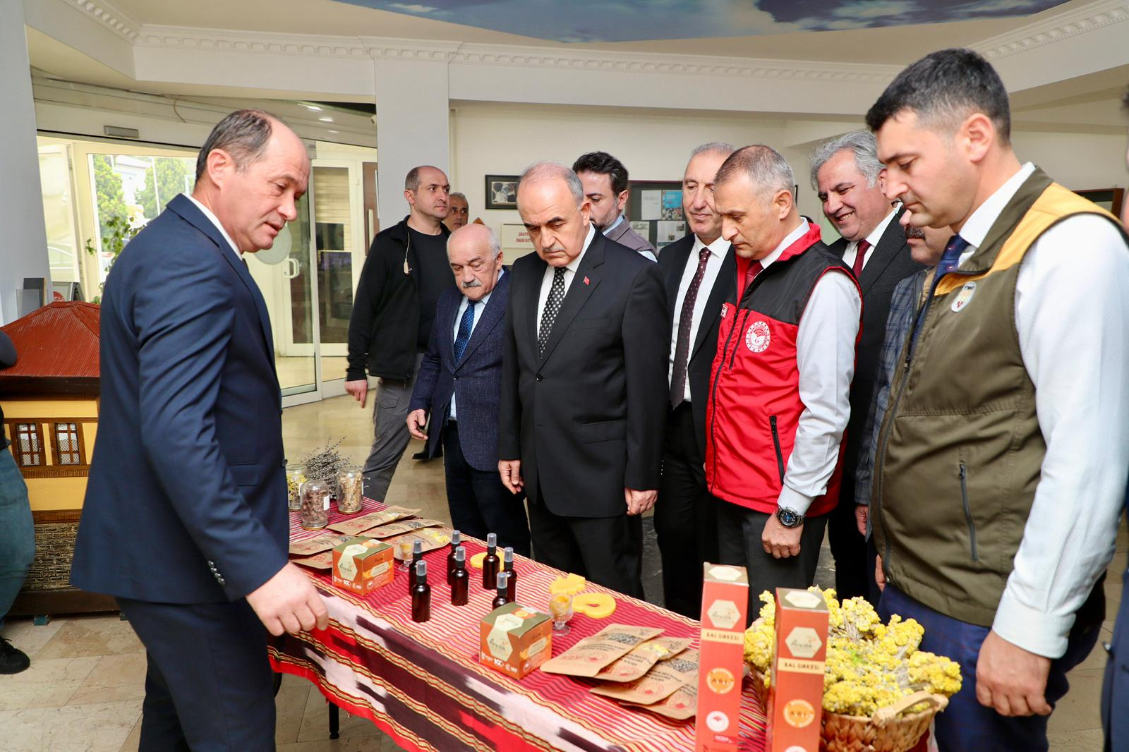Vali Muammer Erol, “DOKAP İllerinde Arı Kolonilerinin Hastalıklarla Mücadele ve Tedavisi” Projesinin Lansmanına Katıldı 4 Vali Muammer Erol, “DOKAP İllerinde Arı Kolonilerinin Hastalıklarla Mücadele ve Tedavisi” Projesinin Lansmanına Katıldı