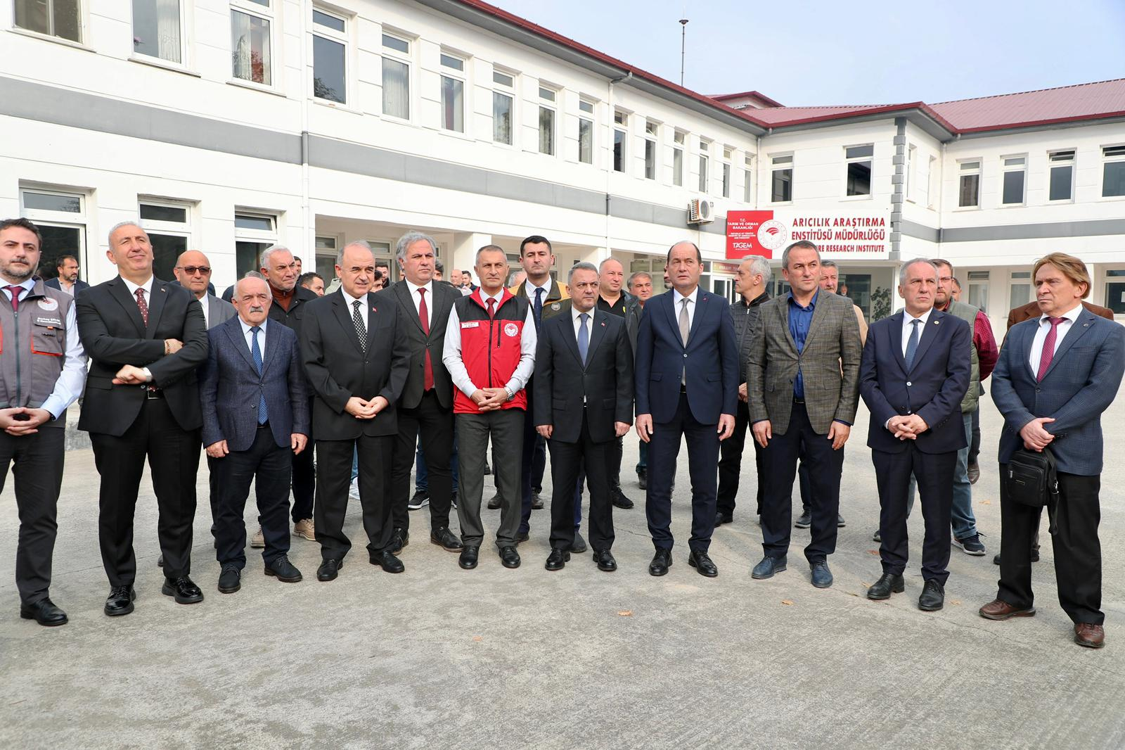 Vali Muammer Erol, “DOKAP İllerinde Arı Kolonilerinin Hastalıklarla Mücadele ve Tedavisi” Projesinin Lansmanına Katıldı 5 Vali Muammer Erol, “DOKAP İllerinde Arı Kolonilerinin Hastalıklarla Mücadele ve Tedavisi” Projesinin Lansmanına Katıldı