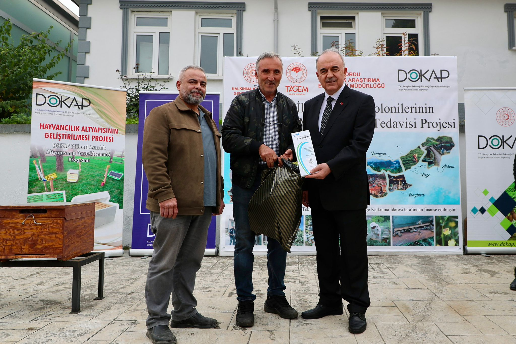 Vali Muammer Erol, “DOKAP İllerinde Arı Kolonilerinin Hastalıklarla Mücadele ve Tedavisi” Projesinin Lansmanına Katıldı 6 Vali Muammer Erol, “DOKAP İllerinde Arı Kolonilerinin Hastalıklarla Mücadele ve Tedavisi” Projesinin Lansmanına Katıldı