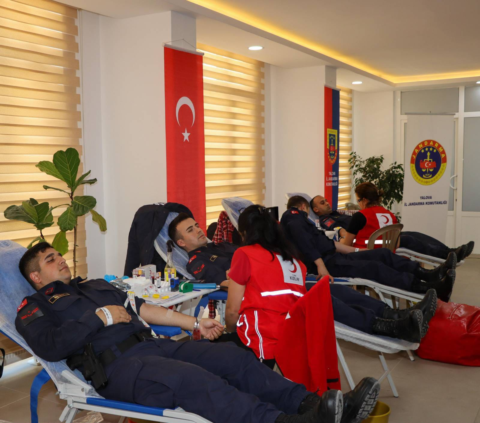 Yalova İl Jandarma Komutanlığı’ndan Cumhuriyetin 102. Yılına Anlamlı Katkı: “102’nci Yılda 102 Kan Bağışı” Kampanyası 5 Yalova İl Jandarma Komutanlığı’ndan Cumhuriyetin 102. Yılına Anlamlı Katkı: “102’nci Yılda 102 Kan Bağışı” Kampanyası