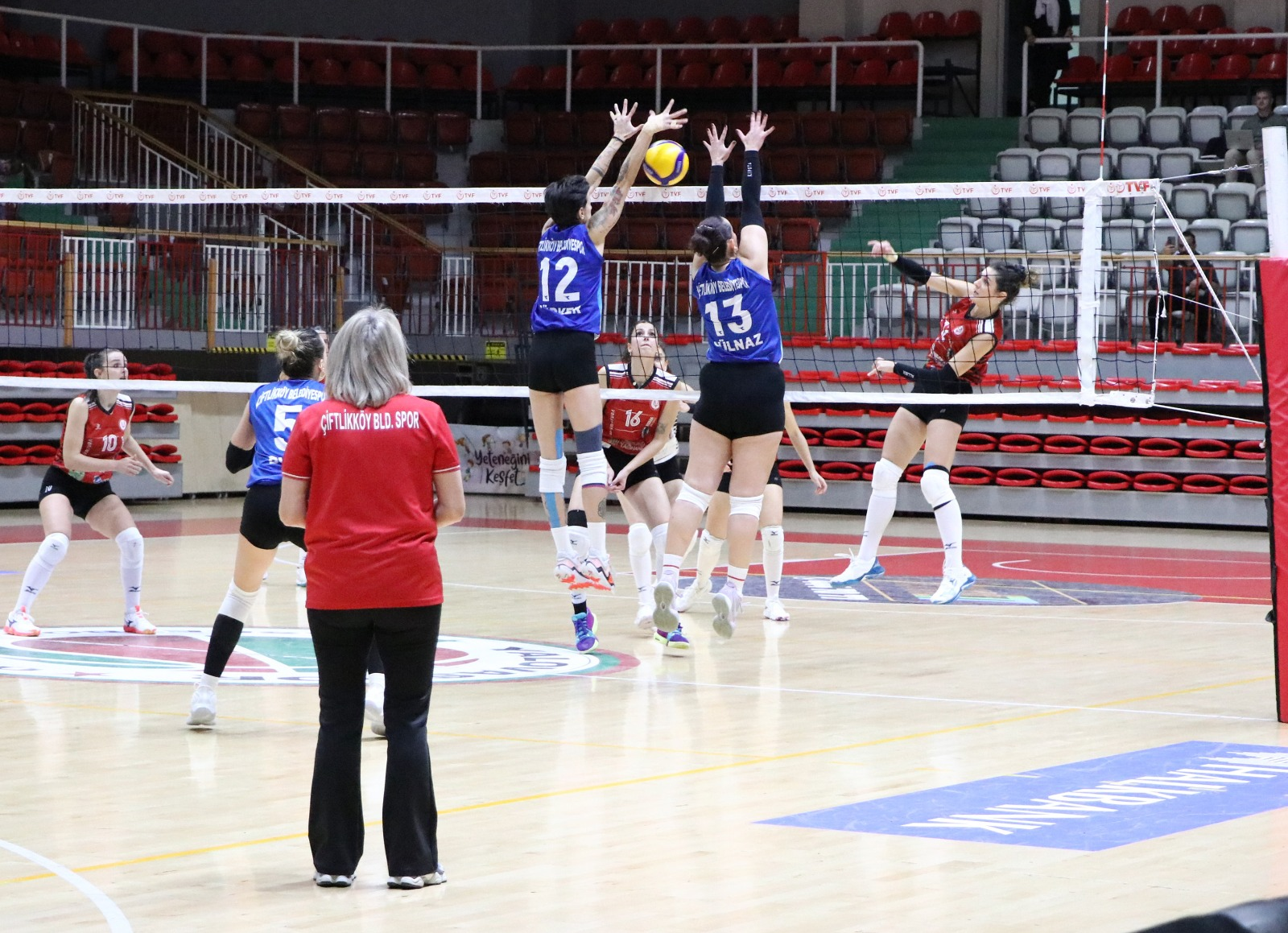 FİLEDE ÇİFTLİKKÖY KIZLARI SERİYİ SÜRDÜRDÜ (3-1) 4 FİLEDE ÇİFTLİKKÖY KIZLARI SERİYİ SÜRDÜRDÜ (3-1)