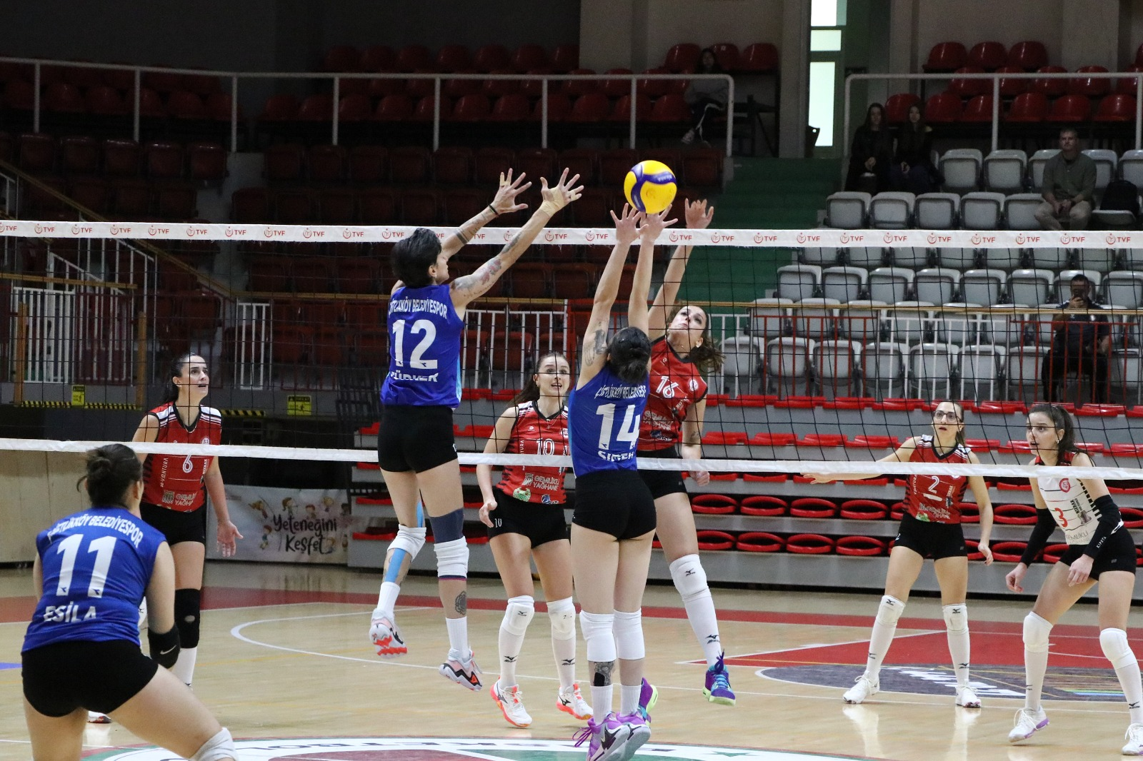 FİLEDE ÇİFTLİKKÖY KIZLARI SERİYİ SÜRDÜRDÜ (3-1) 5 FİLEDE ÇİFTLİKKÖY KIZLARI SERİYİ SÜRDÜRDÜ (3-1)