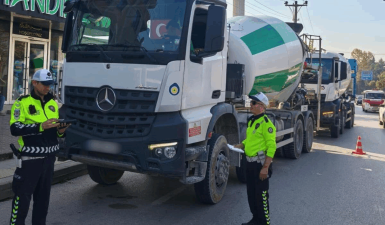 Yalova’da Transmikser Araçlarına Sıkı Denetim: 378 Araç Kontrol Edildi 6 Yalova’da Transmikser Araçlarına Sıkı Denetim: 378 Araç Kontrol Edildi