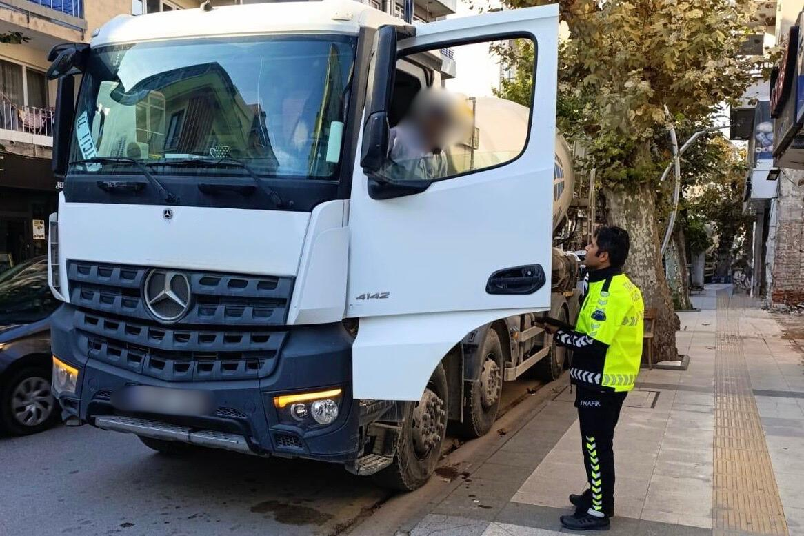 Yalova’da Transmikser Araçlarına Sıkı Denetim: 378 Araç Kontrol Edildi 4 Yalova’da Transmikser Araçlarına Sıkı Denetim: 378 Araç Kontrol Edildi