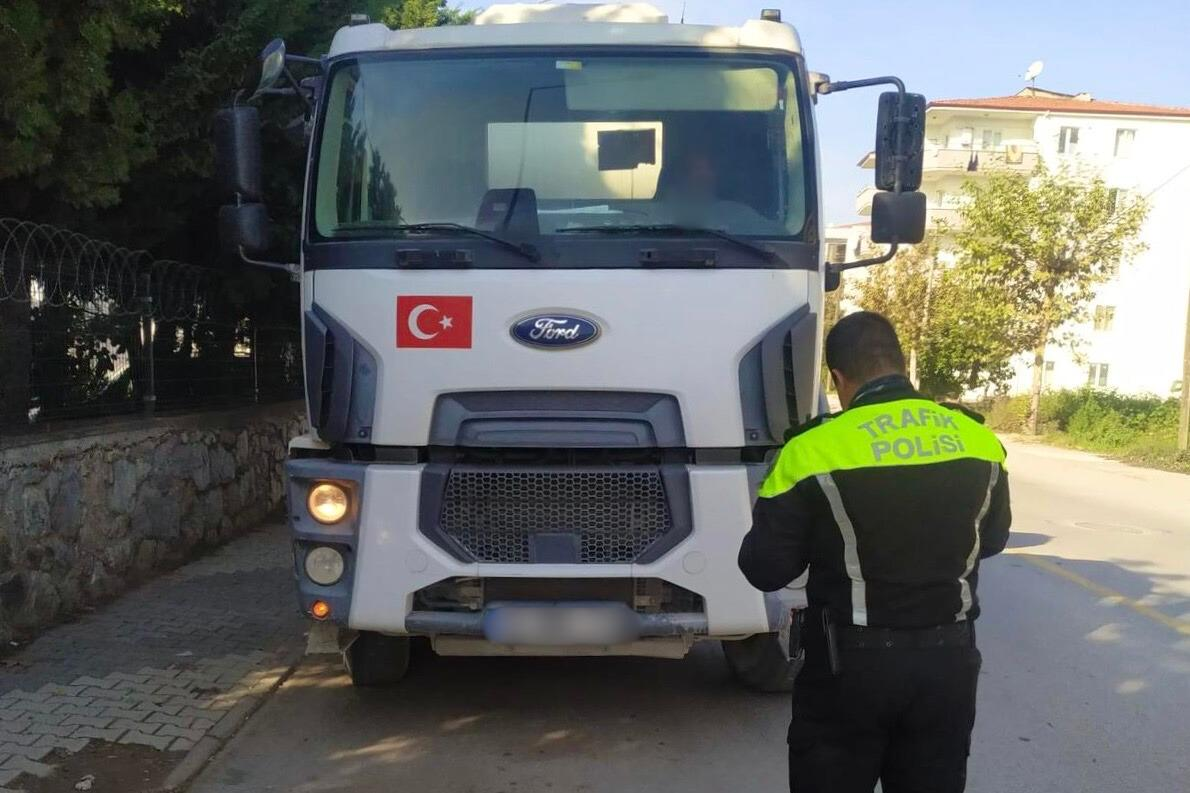 Yalova’da Transmikser Araçlarına Sıkı Denetim: 378 Araç Kontrol Edildi 5 Yalova’da Transmikser Araçlarına Sıkı Denetim: 378 Araç Kontrol Edildi