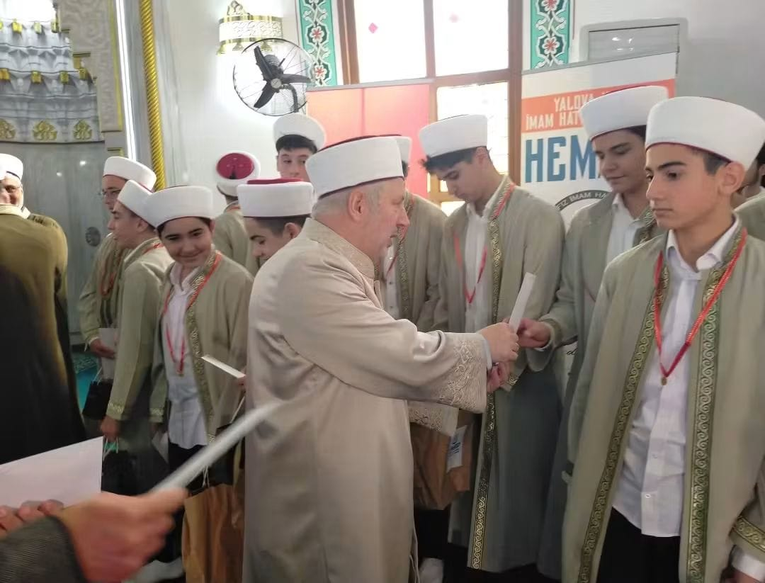 YALOVA MERKEZ CAMİİ’NDE 60 HAFIZ İÇİN COŞKULU İCAZET TÖRENİ 5 YALOVA MERKEZ CAMİİ’NDE 60 HAFIZ İÇİN COŞKULU İCAZET TÖRENİ