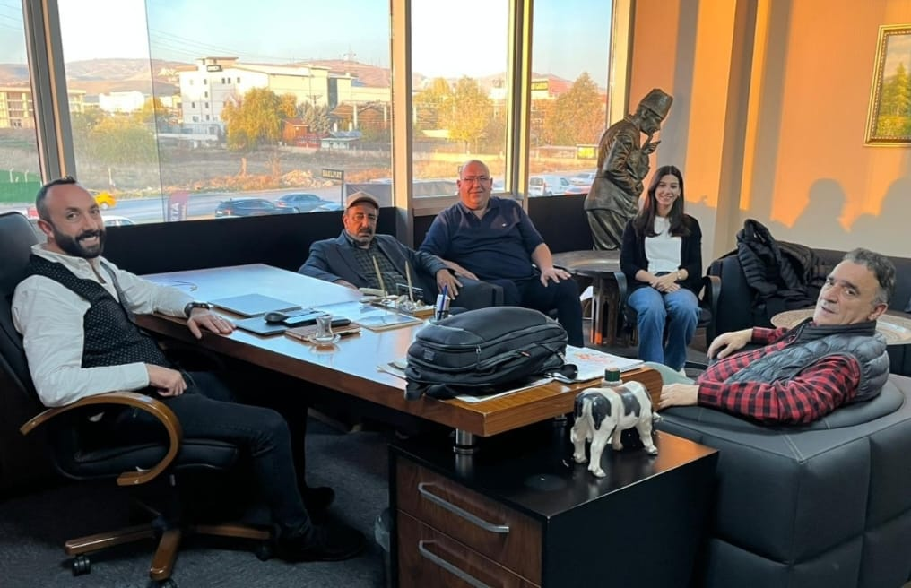 Volkan Özdemir’den Ulukaya Ailesi ile Örnek Buluşma: “Daha Yaşanılabilir Bir Dünya İçin Birlikte Çalışıyoruz” 4 Volkan Özdemir’den Ulukaya Ailesi ile Örnek Buluşma: “Daha Yaşanılabilir Bir Dünya İçin Birlikte Çalışıyoruz”