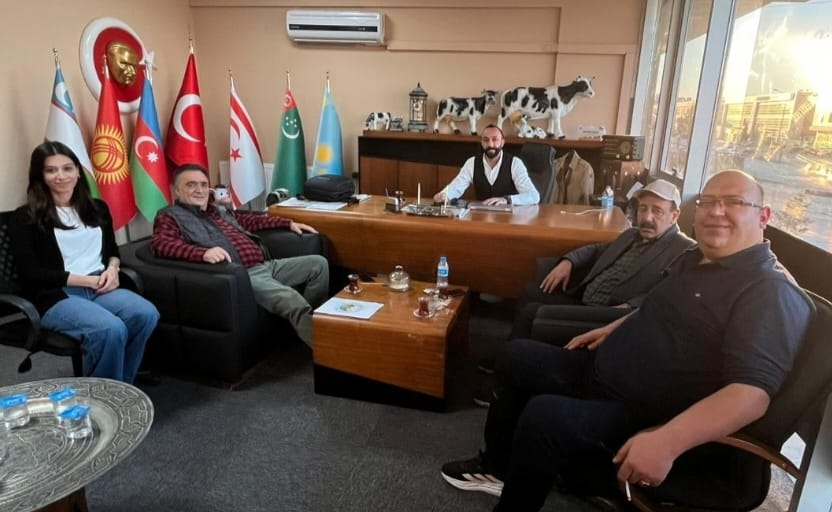 Volkan Özdemir’den Ulukaya Ailesi ile Örnek Buluşma: “Daha Yaşanılabilir Bir Dünya İçin Birlikte Çalışıyoruz” 5 Volkan Özdemir’den Ulukaya Ailesi ile Örnek Buluşma: “Daha Yaşanılabilir Bir Dünya İçin Birlikte Çalışıyoruz”