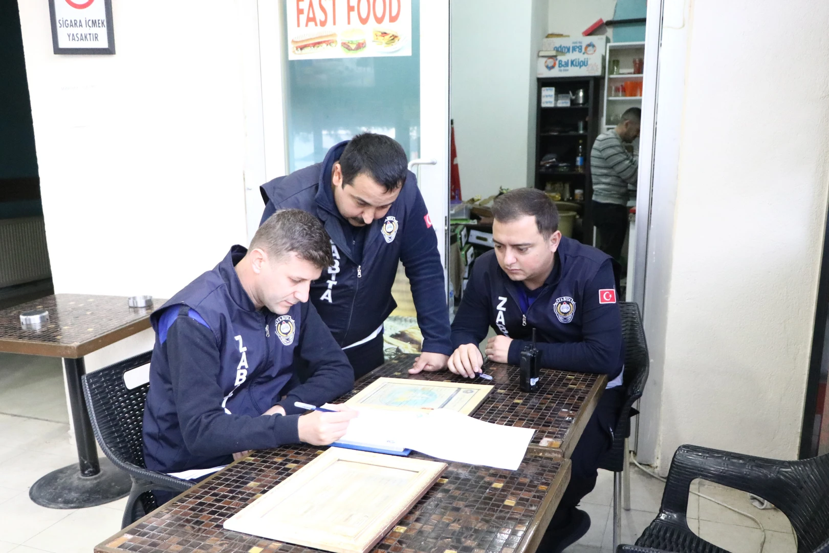 ÇİFTLİKKÖY’DE ZABITADAN RUHSAT MESAİSİ 1 ÇİFTLİKKÖY’DE ZABITADAN RUHSAT MESAİSİ