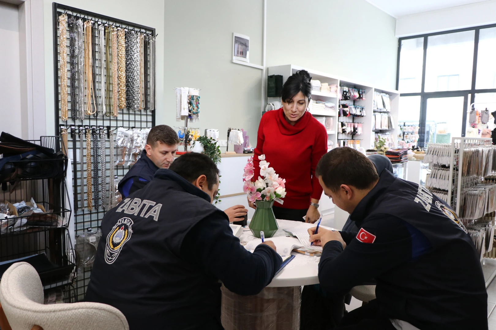 ÇİFTLİKKÖY’DE ZABITADAN RUHSAT MESAİSİ 5 ÇİFTLİKKÖY’DE ZABITADAN RUHSAT MESAİSİ