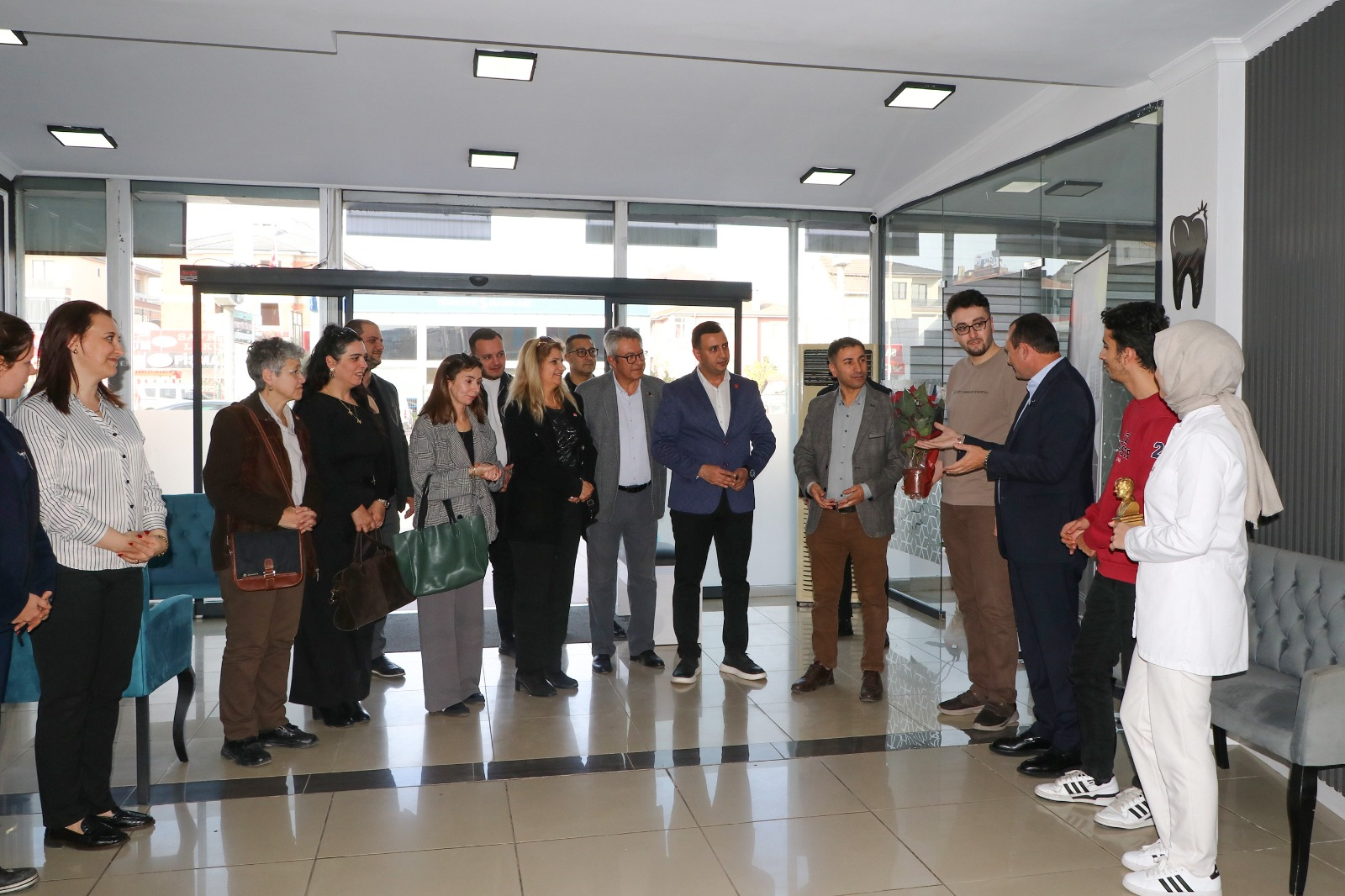 BAŞKAN YELE VE CHP HEYETİ, DİŞ HEKİMLERİNİN GÜNÜNÜ KUTLADI