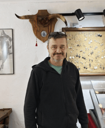 Güneyköy’de Boynuz ve Gümüş Sanatının Yeni Adresi: Sultan Mehmet Yaman Ustalık Mirasını Dükkân Açılışıyla Taçlandırıyor