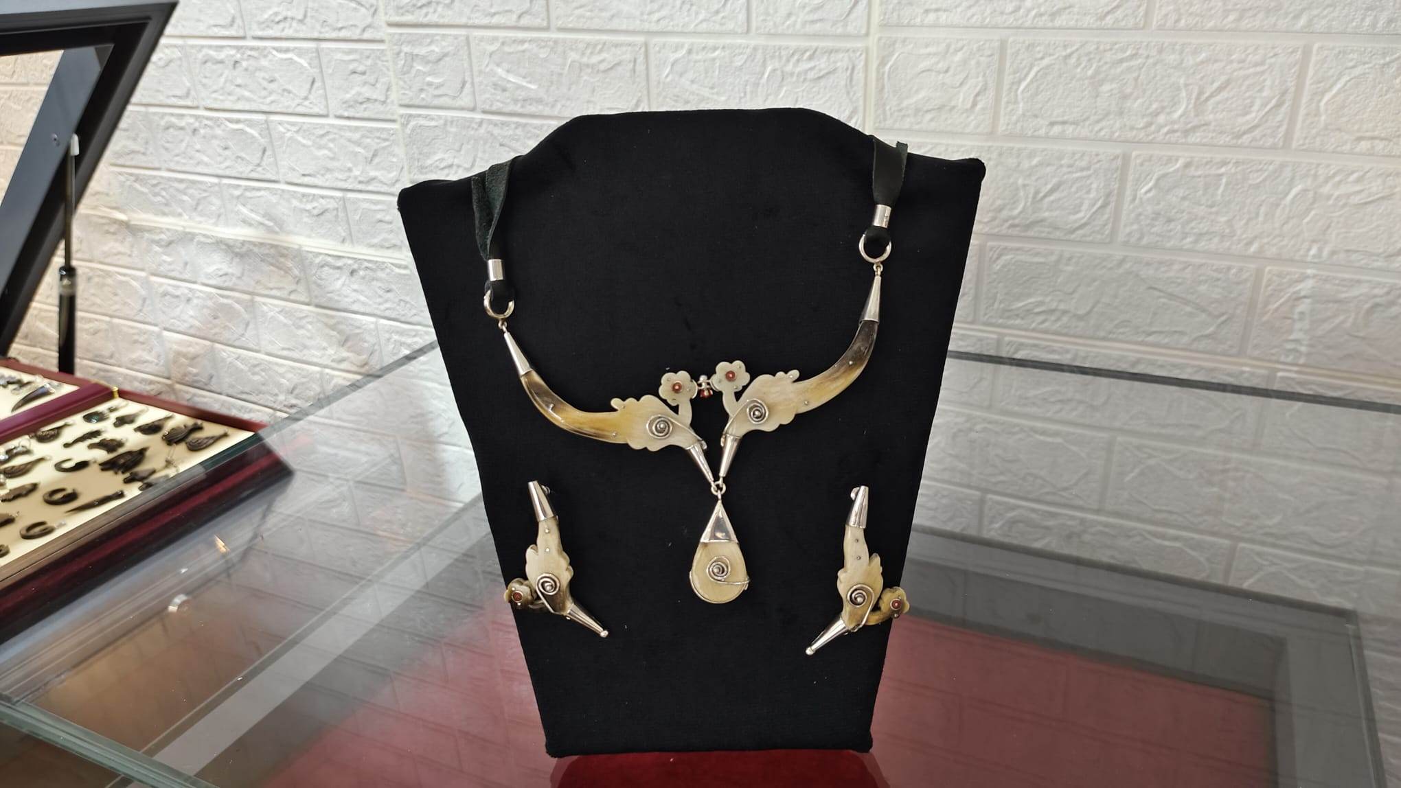 Güneyköy’de Boynuz ve Gümüş Sanatının Yeni Adresi: Sultan Mehmet Yaman Ustalık Mirasını Dükkân Açılışıyla Taçlandırıyor 10 Güneyköy’de Boynuz ve Gümüş Sanatının Yeni Adresi: Sultan Mehmet Yaman Ustalık Mirasını Dükkân Açılışıyla Taçlandırıyor