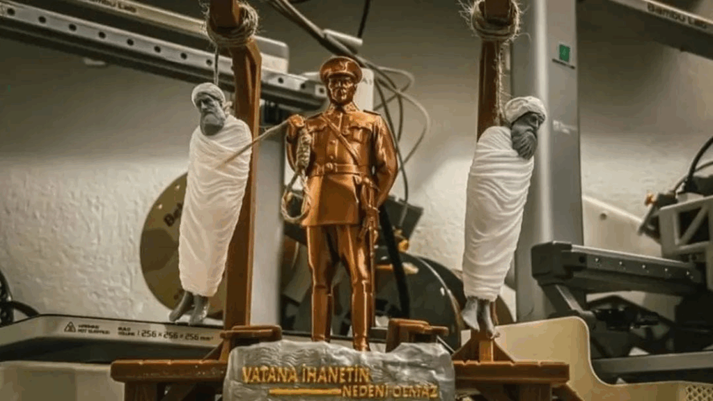 Atatürk’ün Elinde İdam İpi, Şeyh Sait ve Seyit Rıza Darağacında! Skandal Maket Türkiye’yi Karıştırdı