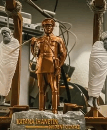 Atatürk’ün Elinde İdam İpi, Şeyh Sait ve Seyit Rıza Darağacında! Skandal Maket Türkiye’yi Karıştırdı