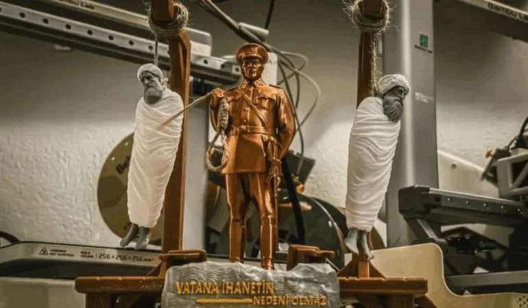 Atatürk’ün Elinde İdam İpi, Şeyh Sait ve Seyit Rıza Darağacında! Skandal Maket Türkiye’yi Karıştırdı