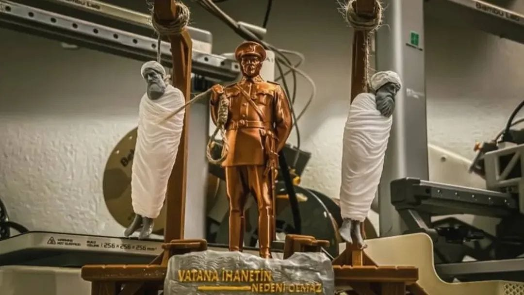 Atatürk’ün Elinde İdam İpi, Şeyh Sait ve Seyit Rıza Darağacında! Skandal Maket Türkiye’yi Karıştırdı