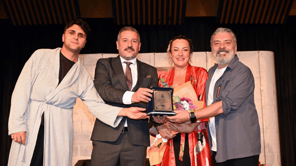 GÜLDÜREN CAZİBE YALOVA’DA KAHKAHA DOLU BİR GECE YAŞATTI