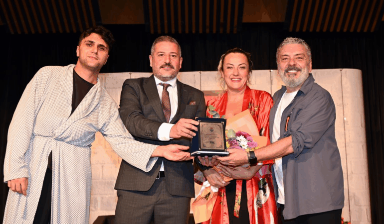GÜLDÜREN CAZİBE YALOVA’DA KAHKAHA DOLU BİR GECE YAŞATTI